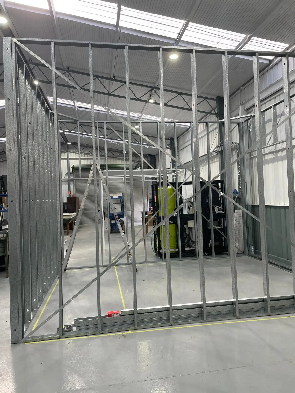Steel stud framing of the TESTCELL structure inside the EES workshop